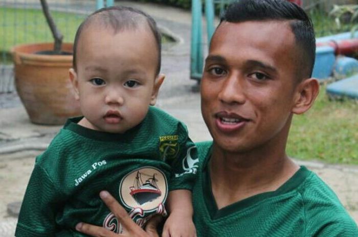 Naldo digendong oleh Irfan jaya