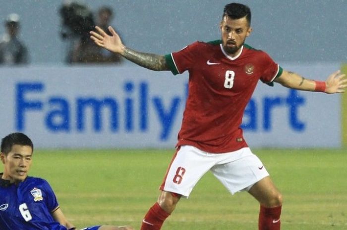    Gelandang timnas Indonesia, Stefano Lilipaly, coba merebut bola dari Thailand pada partai pertama Grup A Piala AFF 2016 di Philippine Sports 2016.   