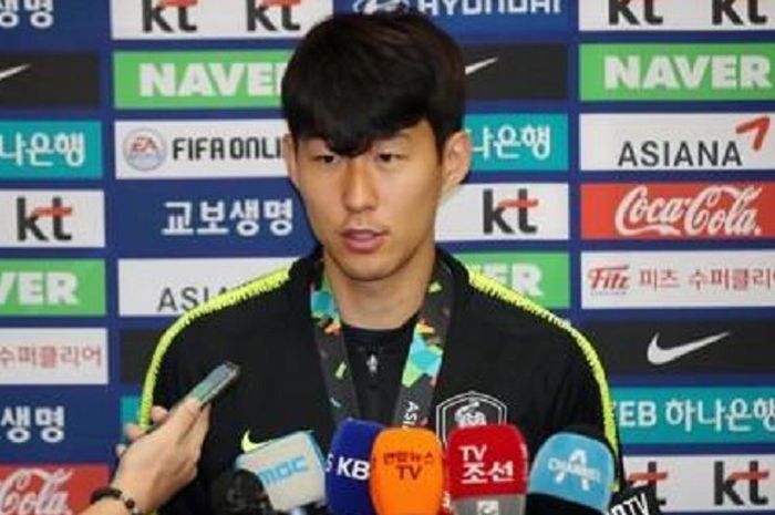 Son Heung-min saat menjawab pertanyaan wartawan setibanya di Bandara Internasional Incheon, Senin (3/9/2018).