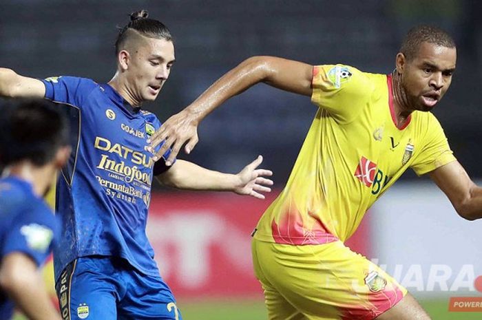 Gelandang Persib Bandung, Kim Jeffrey Kurniawan (kiri), mengawal ketat pergerakan striker Bhayangkara FC, Thiago Furtuoso, dalam laga lanjutan Liga 1 di Stadion Patriot Chandrabhaga, Bekasi, Minggu (4/6/2017).