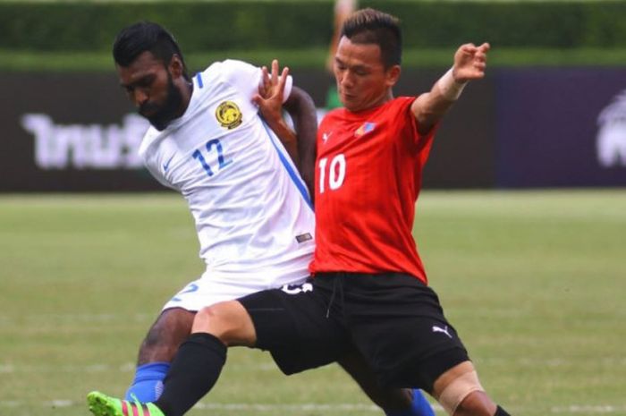 Penyerang timnas U-22 Malaysia, Nadarajah Thanabalan (kiri) saat tampil dalam laga kontra timnas Mongolia pada Minggu (23/7/2017)