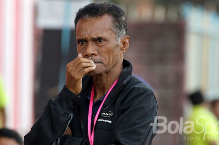 Frans Sinatra Huawe, pelatih Martapura FC, sedang mengawasi para pemain dari pinggir lapangan.