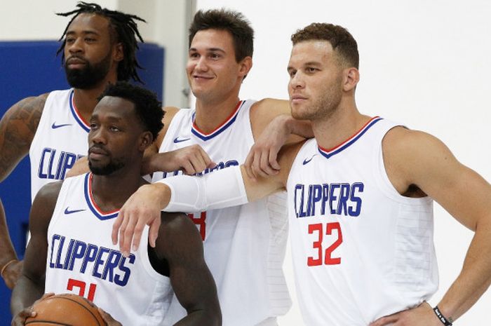 Para pemain Los Angeles Clippers (dari kiri ke kanan), DeAndre Jordan, Patrick Beverley, Danilo Gallinari, dan Blake Griffin, berpose pada sesi NBA Media Day di training center Playa Vista, California, Senin (25/9/2017) waktu setempat.