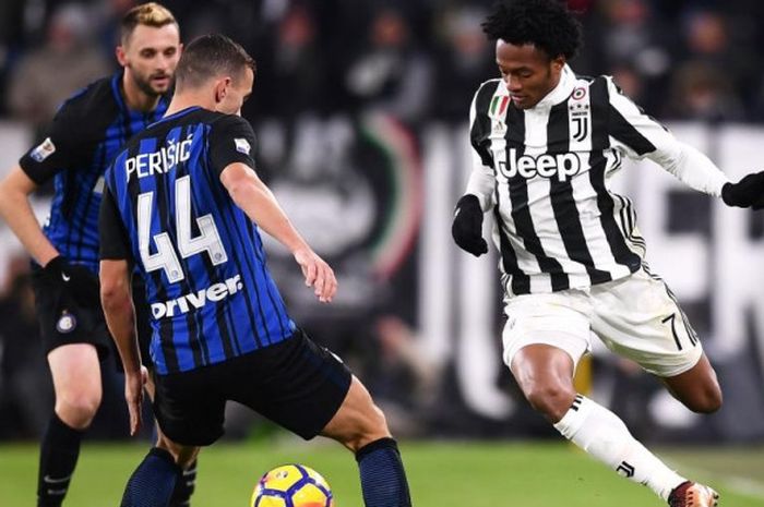 Winger Juventus Juan Cuadrado (kanan) berusaha mengecoh pemain Inter Milan Ivan Perisic dalam partai Liga Italia di Allianz Stadium Turin, 9 Desember 2017.