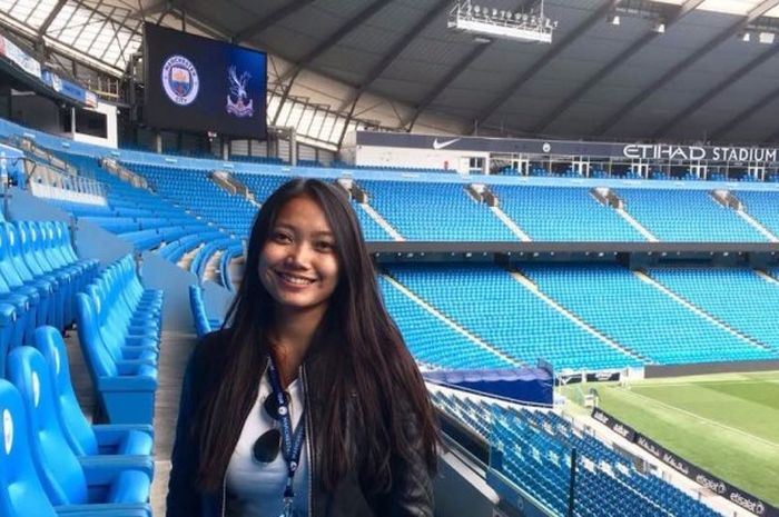 Penggemar Manchester City, Andrea Franken, mengikuti tur Stadion Etihad di Manchester, Inggris, pada Senin (8/5/2017).