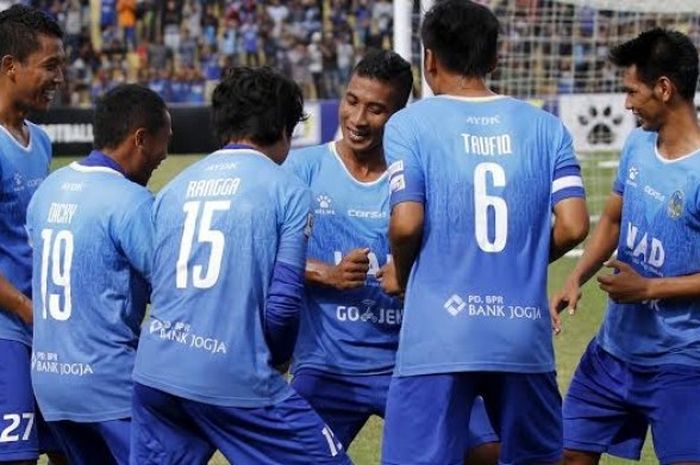 Para pemain PSIM Yogyakarta merayakan gol striker Engkus Kuswaha (tengah) ke gawang Persinga Ngawi pada laga Grup 5 Liga 2 musim 2017 di Stadion Sultan Agung, Bantul, Kamis (4/5/2017). 