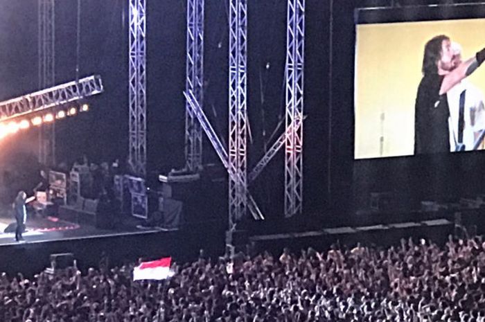 Ada bendera Indonesia berkibar di antara penonton saat Foo Fighters konser di Singapura, Sabtu (26/8/2017). 