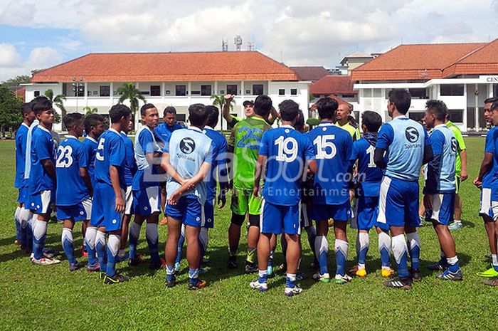 Pemain persib mendengarkan arahan pelatih Roberto Carlos Mario Gomez, seusai berlatih di Lapangan Sesko AD, Kota Bandung, Senin (18/12/2017).