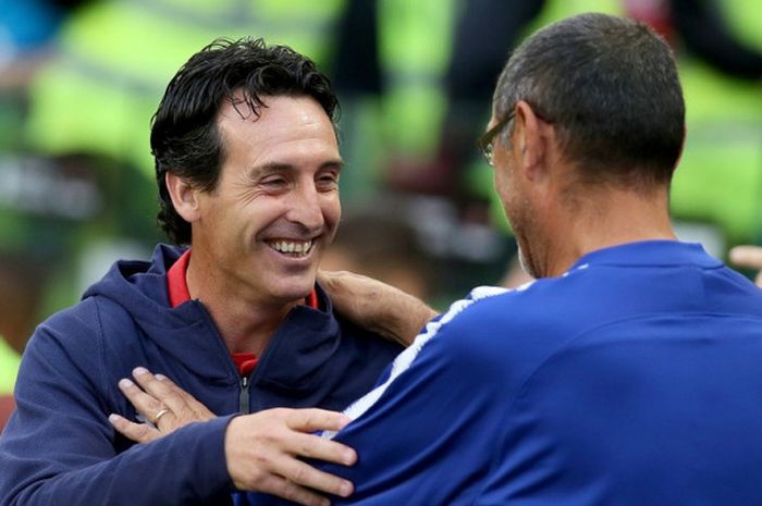 Pelatih Chelsea, Maurizio Sarri (kanan), menyapa pelatih Arsenal, Unai Emery, menjelang laga International Champions Cup di Stadion Aviva, Dublin, Republik Irlandia pada 1 Agustus 2018.