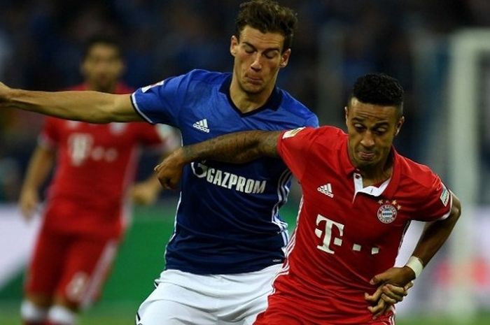 Gelandang Bayern Muenchen, Thiago Alcantara (depan), dibayang-bayangi oleh gelandang Schalke 04, Leon Goretzka, dalam laga Bundesliga di Veltins Arena, Jumat (9/9/2016) waktu setempat.