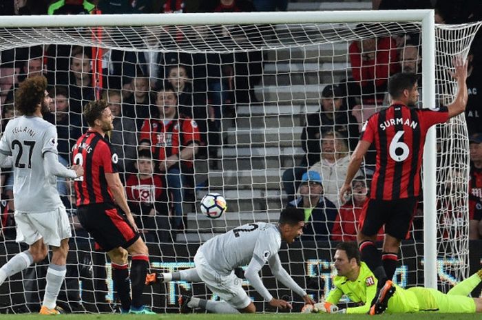 Bek Manchester United, Chris Smalling (ketiga dari kanan), merayakan gol yang dicetak ke gawang Bournemouth dalam laga Liga Inggris di Stadion Vitality, Bournemouth pada 18 April 2018. 