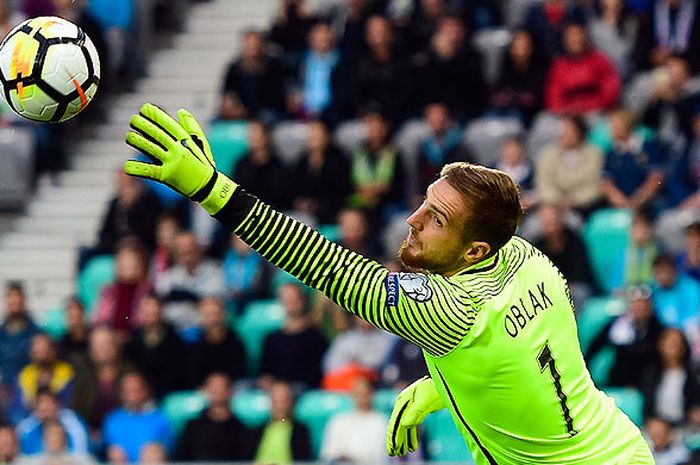 Kiper Slovenia, Jan Oblak, melakukan penyelamatan saat melawan Skotlandia dalam laga kualifikasi Piala Dunia 2018 di Stadion Stozice, Ljubljana, pada 8 Oktober 2017.