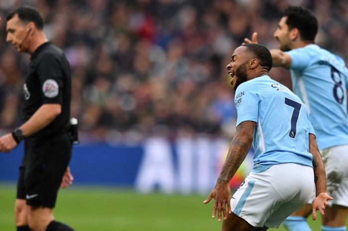 Ekspresi pemain Manchester City, Raheem Sterling (kedua dari kanan), setelah wasit Neil Swarbrick tidak memberikan penalti dalam laga Liga Inggris kontra West Ham United di Stadion London, London pada 29 April 2018.