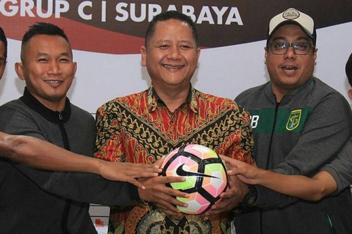 Pelatih PS TNI Rudy Eka Priyambada dan Abduh Lestaluhu serta Manajer Persebaya Chairul  Basalamah dan Jossa Bastian memberikan pernyataan kepada awak media jelang laga lawan Persebaya Surabaya