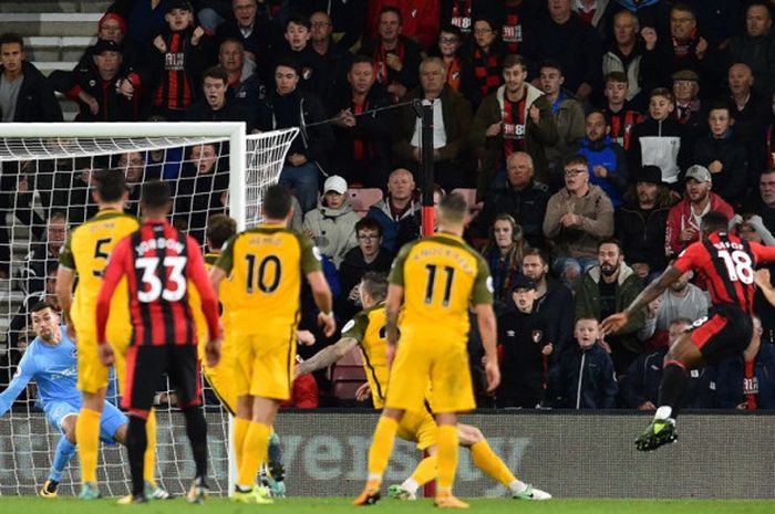 Striker Bournemouth, Jermain Defoe (kedua dari kanan), mencetak gol dalam laga Liga Inggris kontra Brighton & Hove Albion di Stadion Vitality, Bournemouth, pada 15 September 2017.