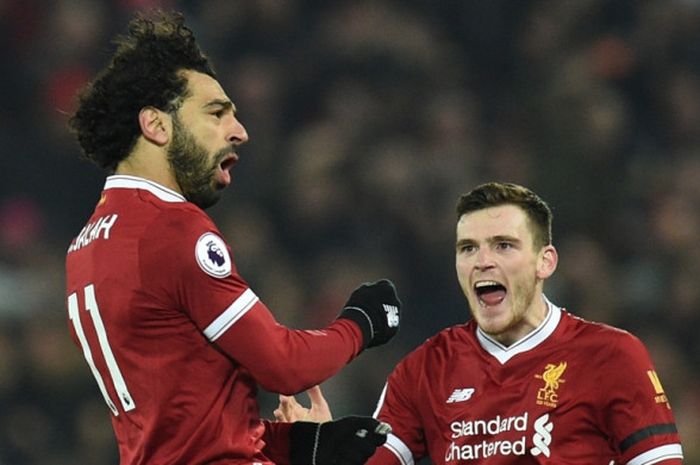 Pemain Liverpool FC, Mohamed Salah (kiri), merayakan  gol yang dia cetak ke gawang Manchester City dalam laga Liga Inggris di Stadion Anfield, Liverpool, pada 14 Januari 2018.