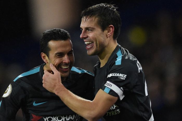 Gelandang Chelsea, Pedro Rodriguez (kiri), merayakan golnya bersama Cesar Azpilicueta dalam laga Liga Inggris kontra Huddersfield Town di Stadion John Smith's, Huddersfield, pada 12 Desember 2017.