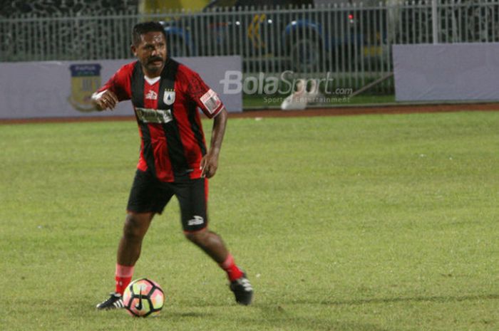 Eduard Ivakdalam beraksi di Stadion Mandala Jayapura dalam laga Persipura All Star melawan Bhayangkara FC.