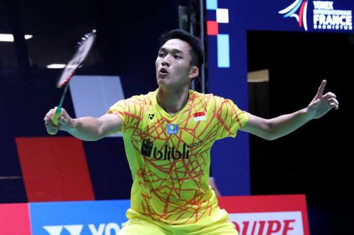 Jonatan Christie saat berhadapan dengan unggulan keenam asal China, Chen Long, pada babak perempat final di Stade Pierre de Coubertin, Paris, Prancis, Jumat (26/10/2018).