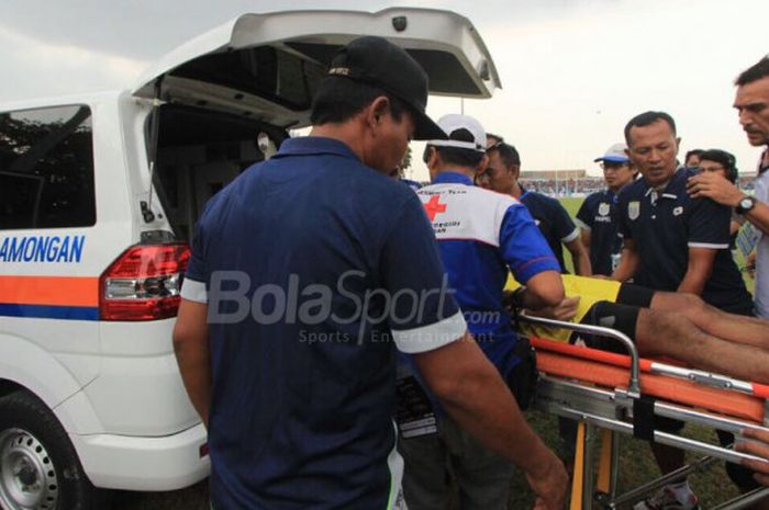 Tim medis saat akan mengangkat kiper Persela, Choirul Huda yang tak sadarkan diri seusai bertabrakan dengan rekannya, Ramon Rodrigues, dan penyerang Semen Padang, Marcel Sacramento pada laga pekan ke-29 Liga 1 musim 2017 di Stadion Surajaya, Lamongan, Minggu (15/10/2017). 