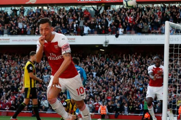 Mesut Oezil merayakan golnya untuk Arsenal ke gawang Watford dalam partai Liga Inggris di Stadion Emirates London, 29 September 2018.