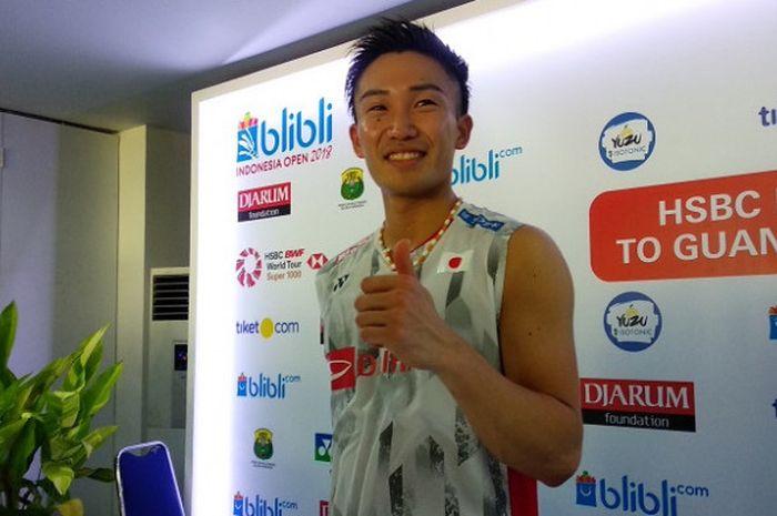   Pebulu tangkis tunggal putra Jepang, Kento Momota.  