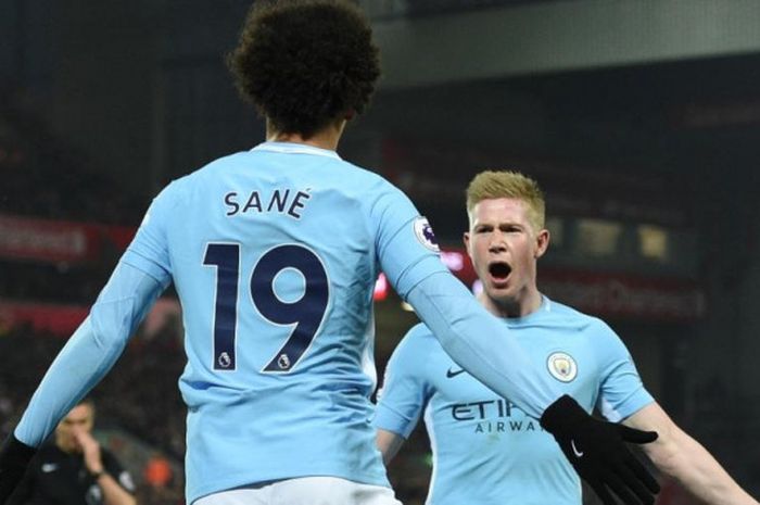 Leroy Sane merayakan gol bersama Kevin De Bruyne untuk Manchester City ke gawang Liverpool FC dalam partai Liga Inggris di Anfield, Liverpool, 14 Januari 2018.