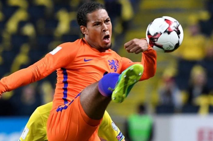 Aksi Virgil van Dijk dalam partai Kualifikasi Piala Dunia 2018 antara timnas Belanda melawan Swedia di Solna, 6 September 2016.