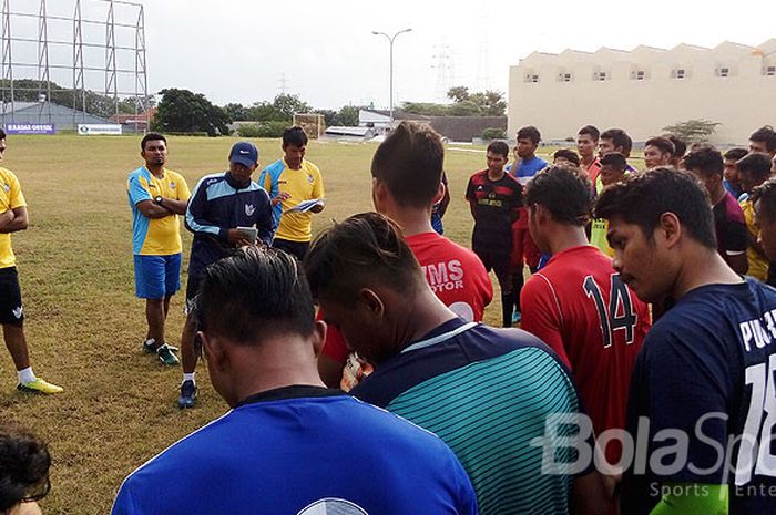 Suasana seleksi tahap pertama Persegres Gresik United menjaring 35 pemain muda, Rabu (7/2/2018) sore.