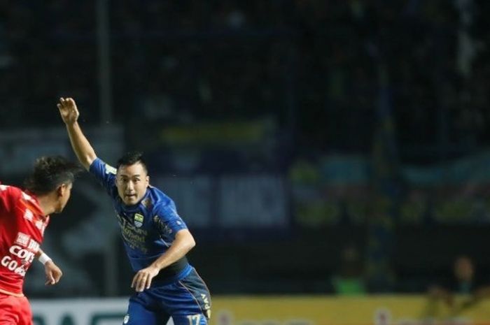 Aksi penyerang Persib, Shohei Matsunaga dengan bek Arema FC, Syaiful Indra Cahya (kiri) pada laga pembuka Liga 1 di Stadion GBLA, Kota Bandung, 15 April 2017.  