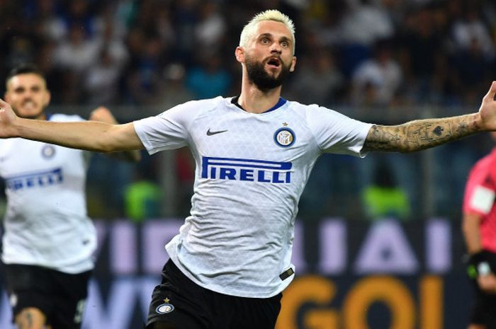 Gelandang Inter Milan, Marcelo Brozovic, merayakan gol yang dicetaknya dalam laga Liga Italia melawan Sampdoria, 22 September 2018 di Stadion Luigi Ferraris, Genoa.