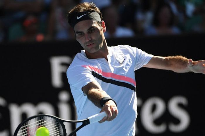 Petenis putra Swiss, Roger Federer, mengembalikan bola ke arah Marton Fucsovics (Hungaria) pada babak keempat Australia Terbuka yang berlangsung di Rod Laver Arena, Melbourne, Senin (22/1/2018).