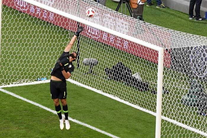 Kiper Brasil, Alisson Becker, melakukan penyelamatan dalam laga babak 16 besar Piala Dunia 2018 kontra Meksiko di Samara Arena, Samara, Rusia pada 2 Juli 2018.