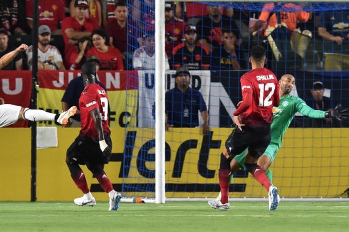 Winger AC Milan, Suso (kiri), menendang bola yang menghasilkan gol ke gawang Manchester United dalam partai  International Champions Cup di Stadion StubHub Center, Carson, 25 Juli 2018.