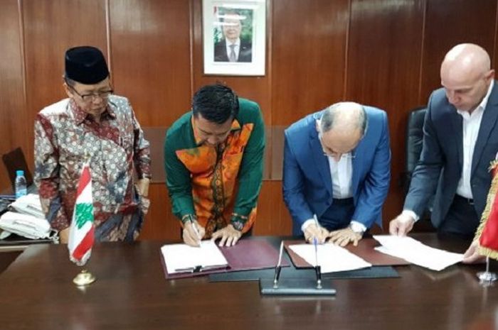 Menpora Imam Nahrawi dan Menpora Lebanon Mohammad Fneish tandatangani Letter of Intent bidang Pemuda dan Olahraga di Beirut, jumat (10/11/2017).