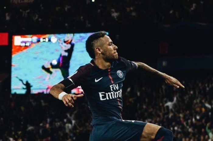 Neymar berselebrasi di menit ke-19 saat Paris Saint-Germain menekuk Celtic 0-5 di Stadion Celtic Park, Rabu (13/9/2017).