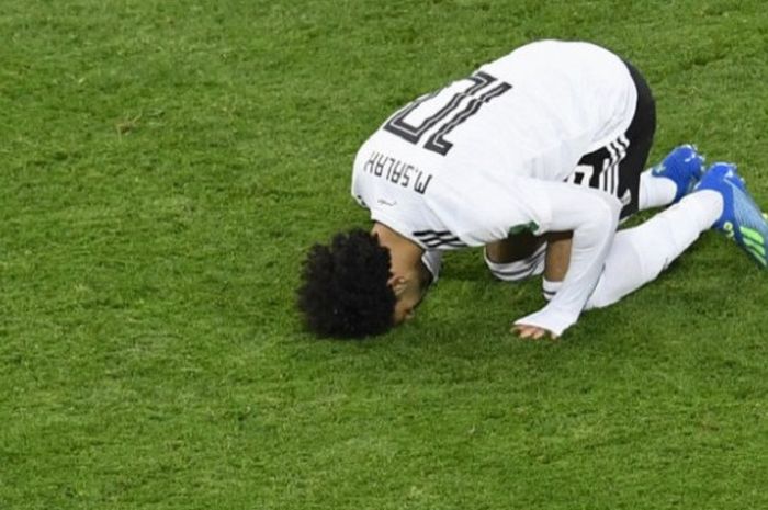 Mohamed Salah melakukan sujud syukur seusai berhasil mencetak gol ke gawang Igor Akinfeev pada laga Rusia vs Mesir di St. Petersburg, 19 Juni 2018. 