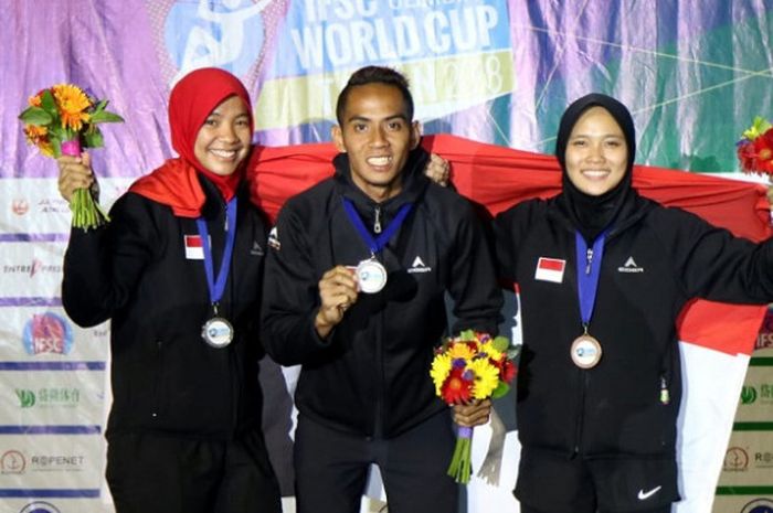 Agustina Sari, Sabri dan Aries Susanti Rahayu berfoto bersama usai meraih medali pada IFSC World Cup di Tai’an, China, Minggu (13/5/2018).