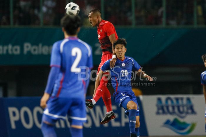 Bek tim nasional U-23 Indonesia, Hansamu Yama, menyundul bola saat lawan Taiwan pada pertandingan Grup A cabang sepak bola Asian Games 2018 di Stadion Patriot, Minggu (12/8/2018). 