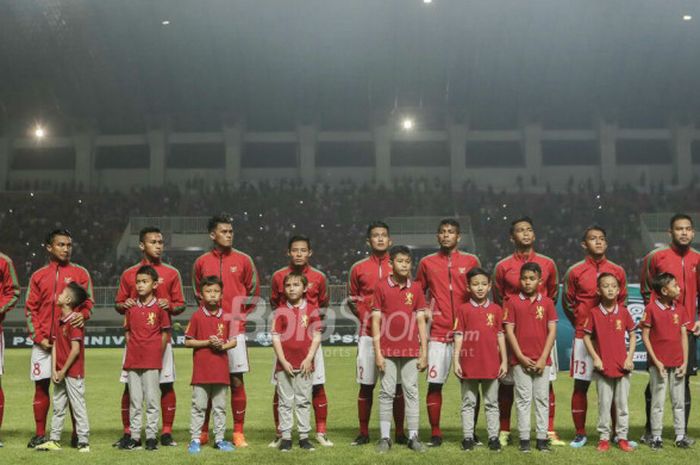          Para pemain TImnas U-23 Indonesia berpose jelang laga PSSI Anniversary Cup 2018 kontra timnas U-23 Bahrain di Stadion Pakansari, Bogor, Jumat (27/4/2018)            