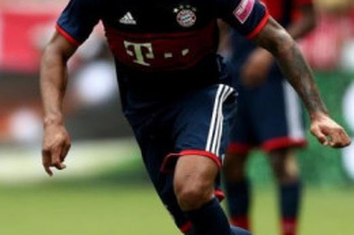 Pemain Bayern Muenchen, Corentin Tolisso, sedang menggiring bola