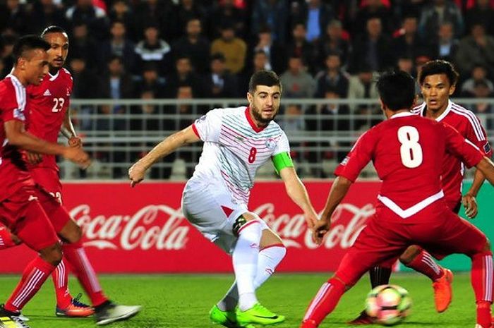 Gelandang Nuriddin Davronov (tengah) saat bermain dan jadi kapten Timnas Tajikistan.