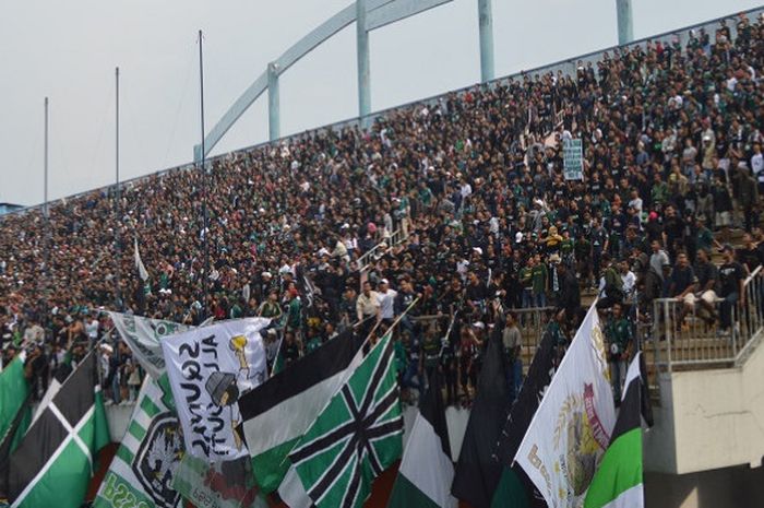 Suporter PSS Sleman, Brigata Curva Sud, saat mendukung PSS Sleman di laga kontra Persis Solo, Selasa (10/10/17) di Stadion Maguwoharjo Yogyajarta