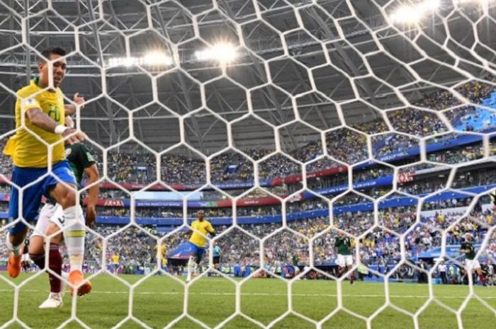 Penyerang timnas Brasil, Roberto Firmino, saat mencetak gol ke gawang Meksiko dalam laga babak 16 besar Piala Dunia 2018 di Stadion Samara Arena, Samara, Rusia, pada Selasa (2/7/2018).