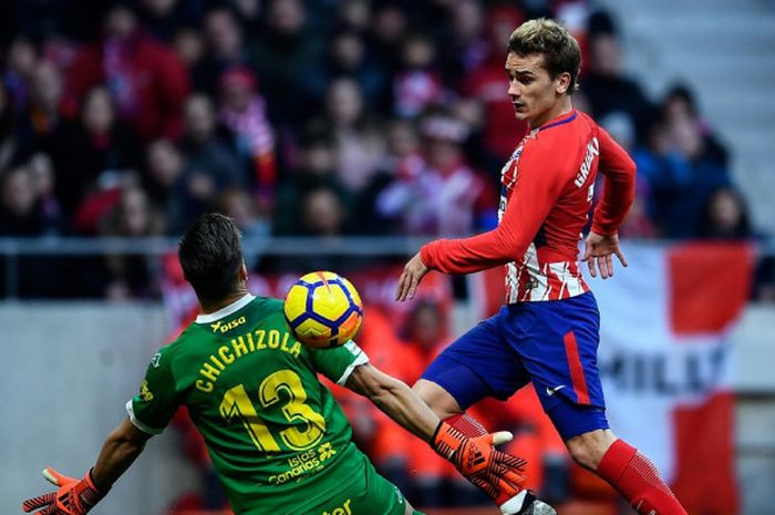 Striker Atletico Madrid, Antoine Griezmann (kanan), mencetak gol ke gawang Las Palmas dalam laga Liga Spanyol di Stadion Wanda Metropolitano, Madrid, pada 28 Januari 2018.