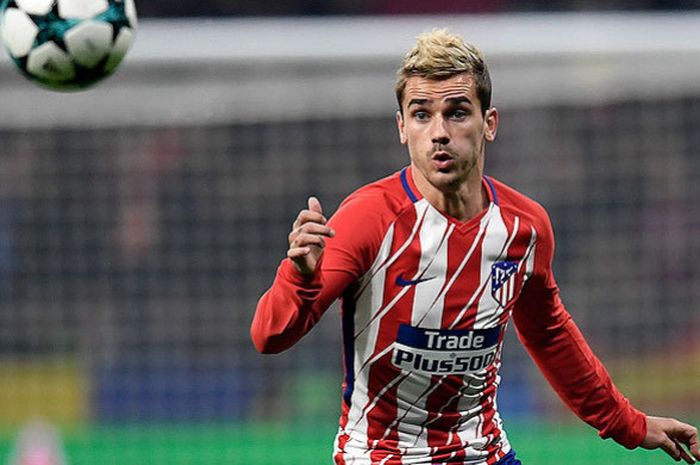 Aksi striker Atletico Madrid, Antoine Griezmann, saat mengontrol bola dalam laga lanjutan Grup C Liga Champions 2017-2018 melawan AS Roma di Stadion Wanda Metropolitan, Madrid, pada 22 November 2017.