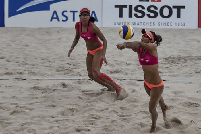 Tim bola voli pantai putra Indonesia, Dhita Juliana/Putu Dini Jasita Utami, tampil pada laga semifinal Asian Games 2018 di Jakabaring Sport City, Palembang, Minggu (26/8/2018).