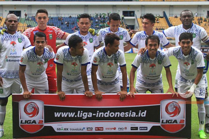 Skuat PSPS Riau berfoto bersama sesaat sebelum kontra Persebaya Surabaya.