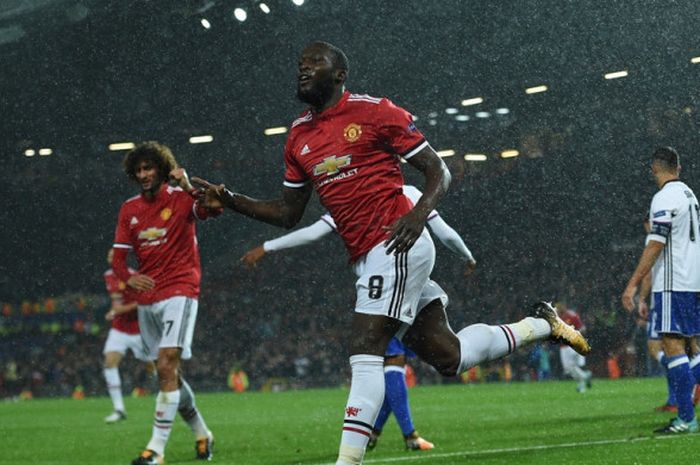 Striker Manchester United, Romelu Lukaku, merayakan gol yang dia cetak ke gawang Basel dalam laga Grup A Liga Champions di Stadion Old Trafford, Manchester, Inggris, Rabu (13/9/2017) dini hari WIB.