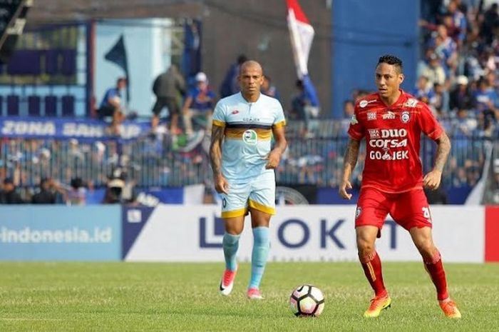 Marquee player Arema FC, Juan Pablo Pino (kanan) saat timnya dijamu Persela pada pekan ketujuh Liga 1 musim 2017 di Stadion Surajaya, Lamongan, 21 Mei 2017. 